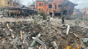 Una zona destrozada por un bombardeo en Óblast de Kiev.