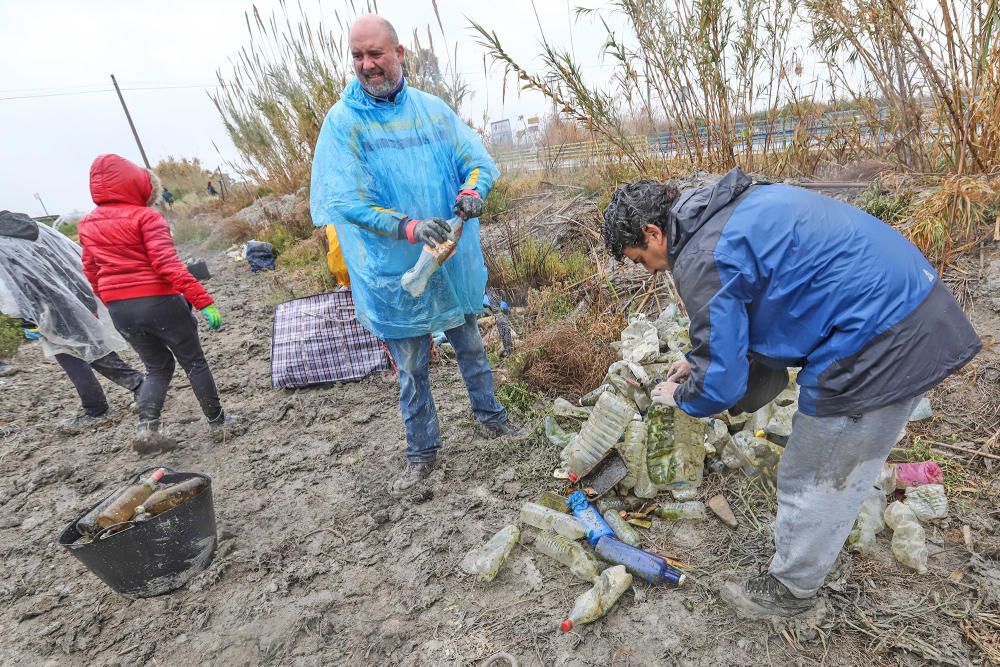 Retiran diez toneladas de residuos en el azarbe de Pineda