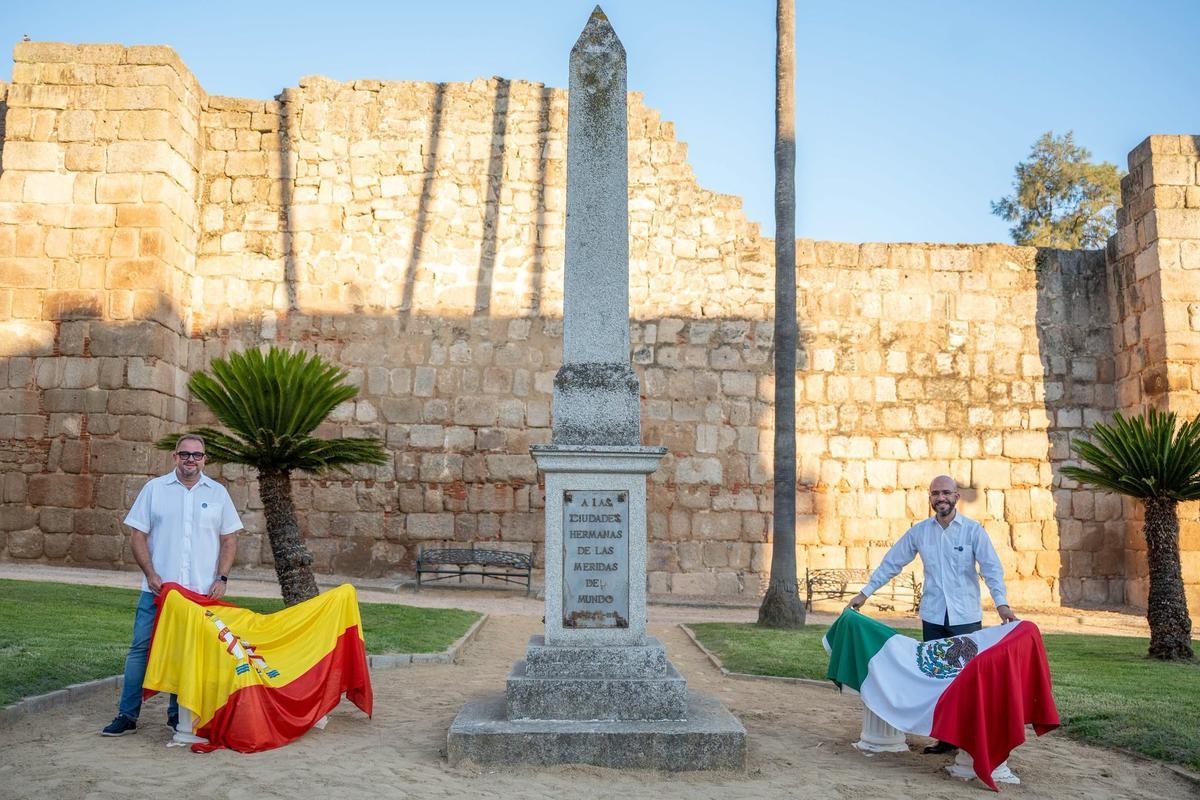 Las sillas "Tú y yo" y distintos momentos de su inauguración en el Parque de las Méridas del Mundo.