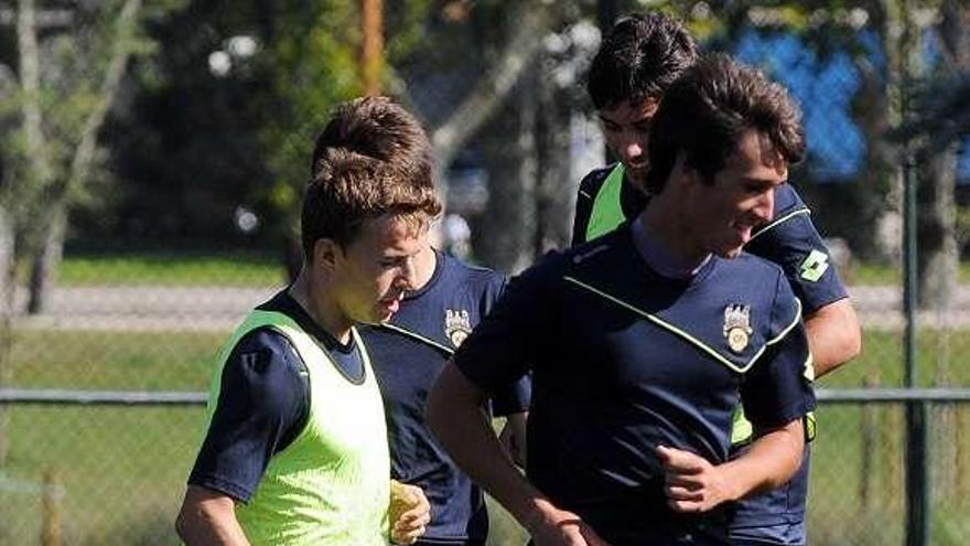 Los jugadores del Pontevedra B, en un entrenamiento. // R. Vázquez