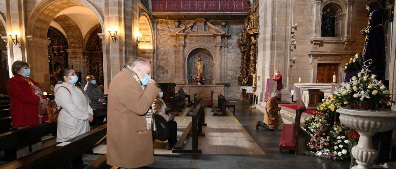 El COVID vuelve a llevar el tradicional rito de las Tres Gracias a la  iglesia de San Bartolomé - Faro de Vigo