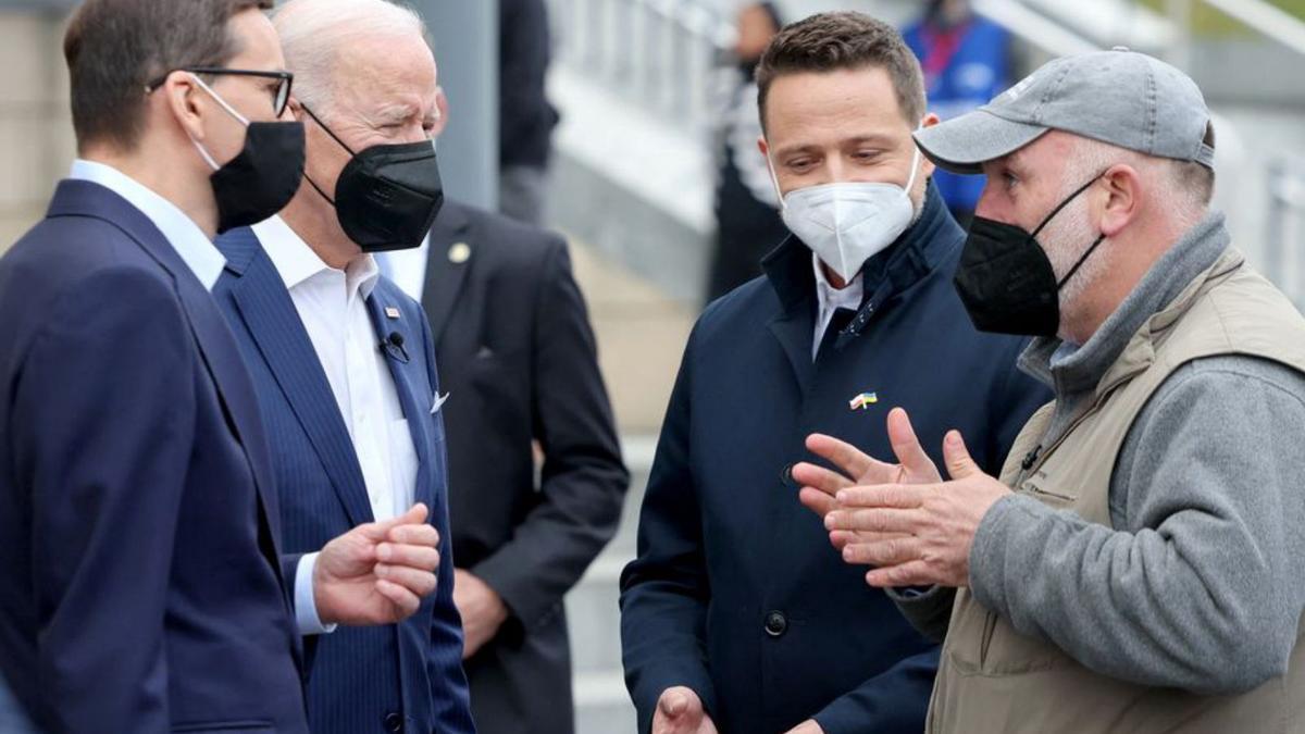 José Andrés, a la derecha, conversa con Biden. | Reuters