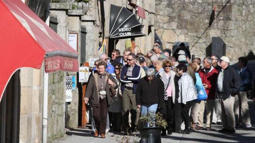 Turistas, paseando por Cambados.  // José Luis Oubiña