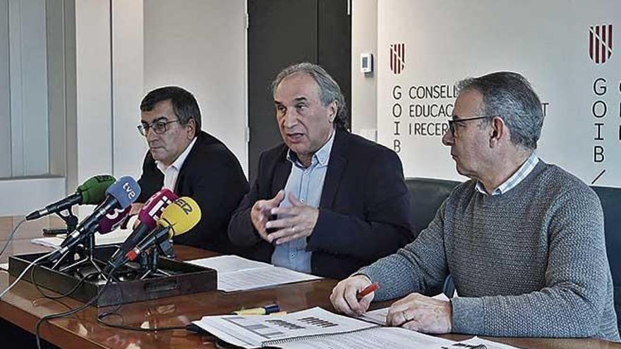 Antoni Morante, director general de PlanificaciÃ³n; MartÃ­ March y el director del IAQSE, Antoni BauzÃ¡, ayer en la presentaciÃ³n del informe .