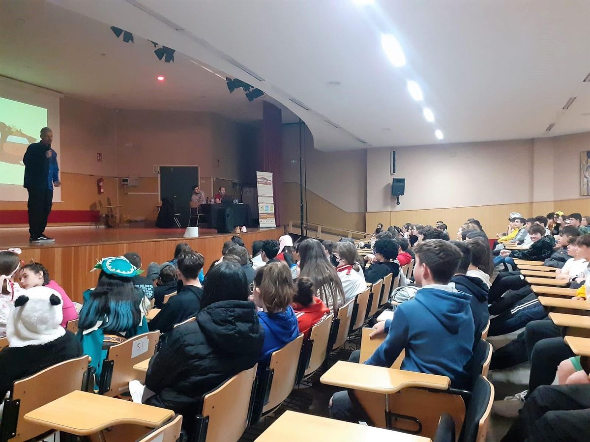 Explicaciones de Rubén Cembellín sobre Perfect! en el instituto As Barxas de Moaña