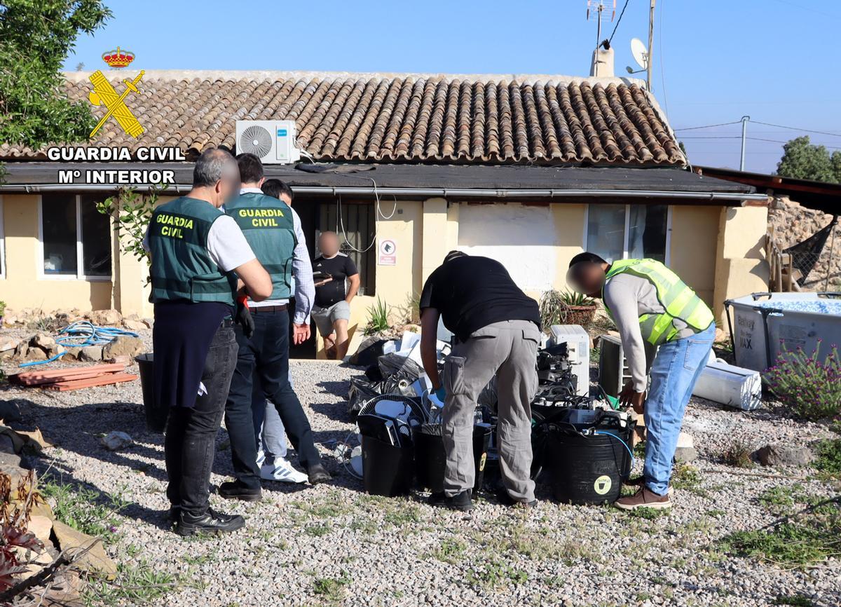 Agentes de la Guardia Civil registran una vivienda en el marco de la operación Fitión