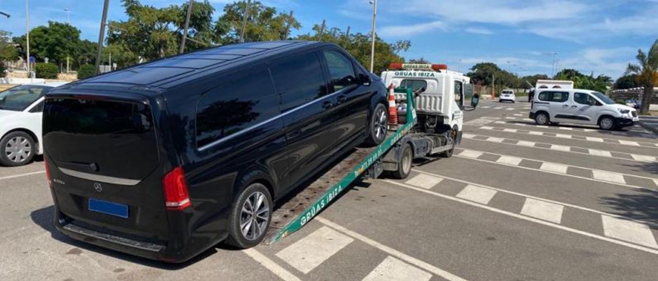 Momento en que se traslada al depósito desde el aeropuerto una de las furgonetas VTC cazadas por los inspectores del Consell. | C. E.