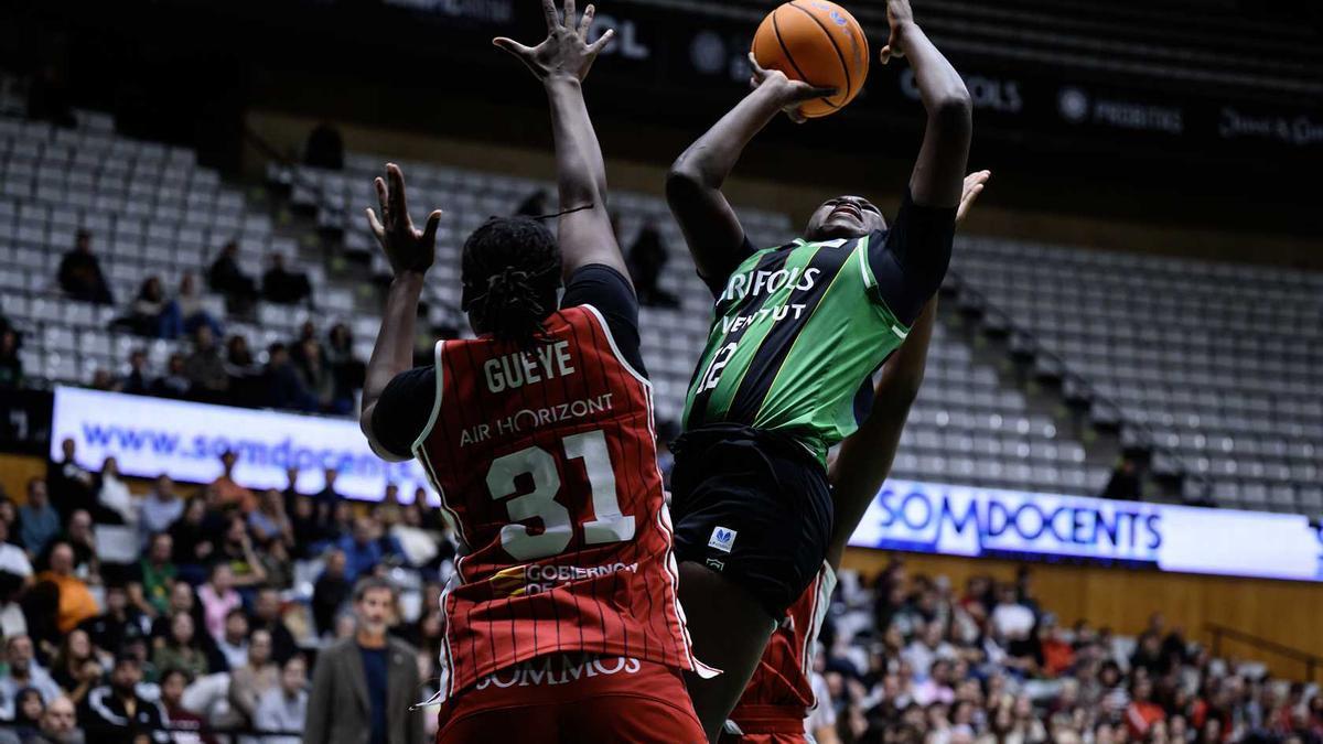 Gueye trata de taponar un lanzamiento de Dembele en el duelo ante el Joventut