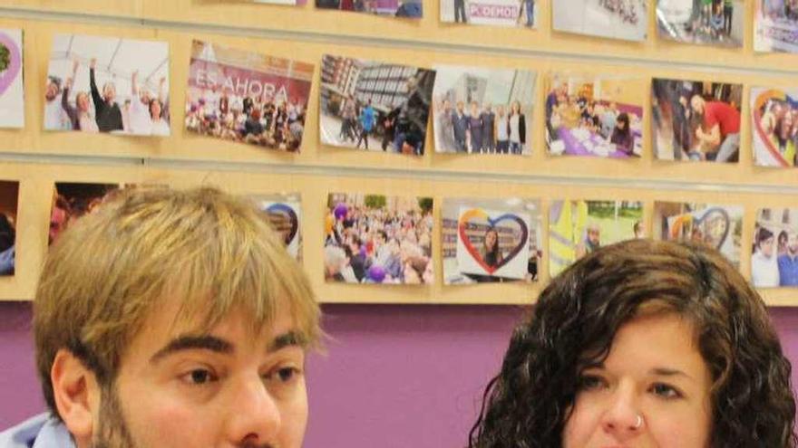 Daniel Ripa y Sofía Castañón, ayer, en la sede regional de Podemos.