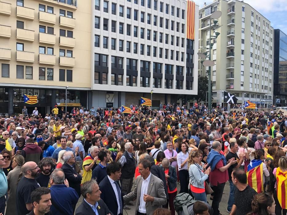 Concentració a la plaça U d''octubre de Girona en l''aniversari del referèndum de l''1-O