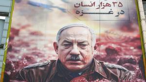 Comparan a Netanyahu con Hitler en un cartel publicitario en Teherán