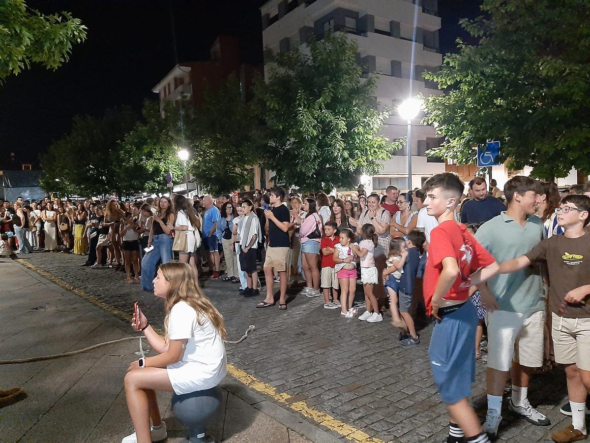 Los solteros plantan el álamo por San Juan en la Pola
