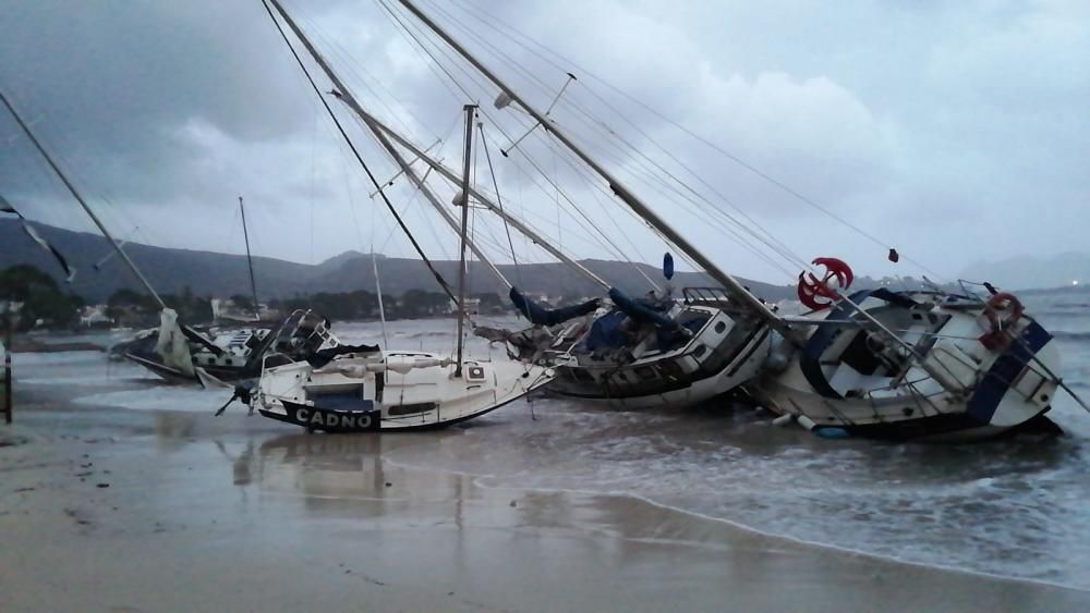 Sturmtief Gloria auf Mallorca: gestrandete Boote in Port de Pollença