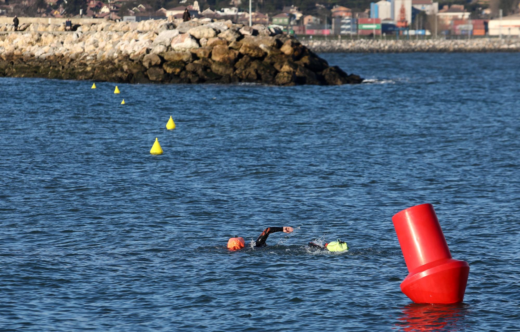 Primeras brazadas en el canal de nado de Poniente