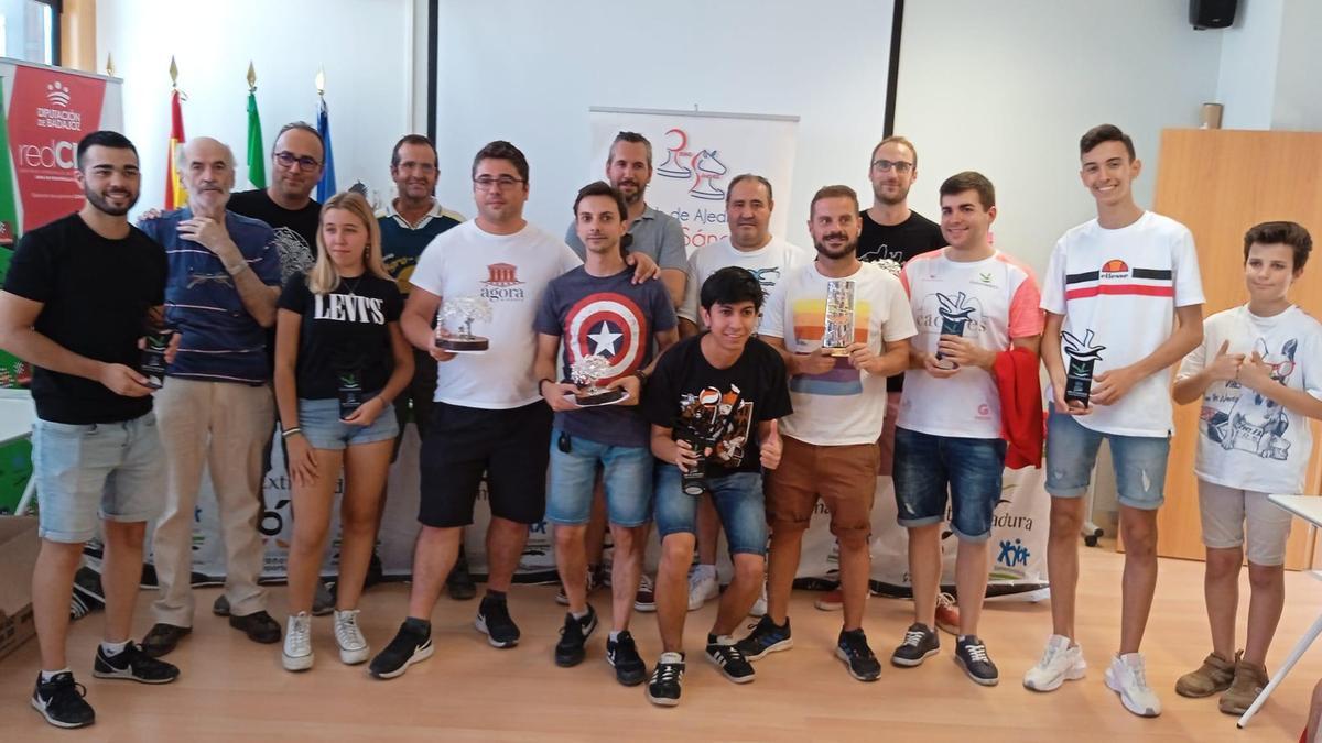Imagen de premiados, concejal de Deportes del Ayuntamiento de Guareña y miembros del Club de Ajedrez Pedro Sánchez.