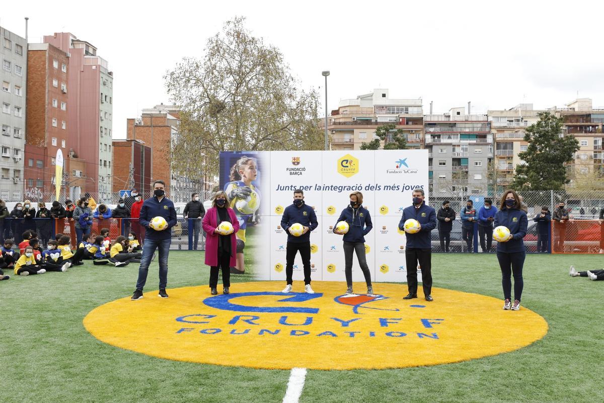 Alba junto a Laporta en la presentación de la Cruyff Court en L' Hospitalet.