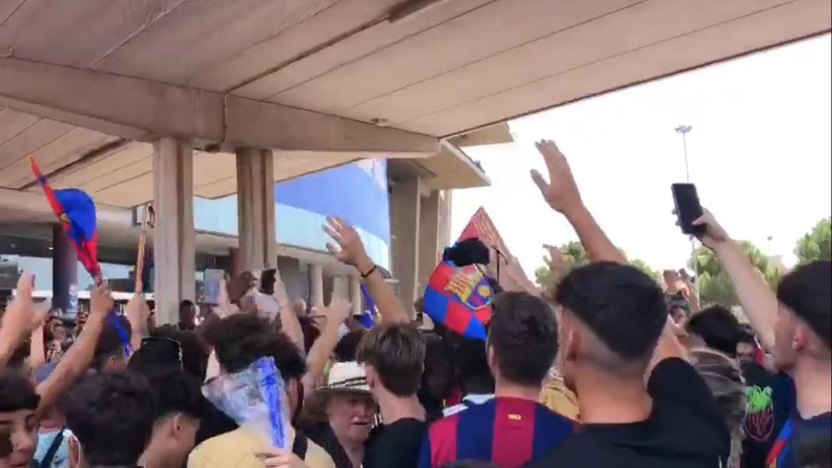 Antes de la presentación de Lewandowski, algunos aficionados vitorearon el nombre de Messi en el Camp Nou, un año después de su marcha