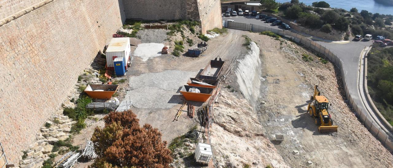 Obras de construcción del aparcamiento del Parador del Castillo en Dalt Vila, ahora paralizadas. César Navarro