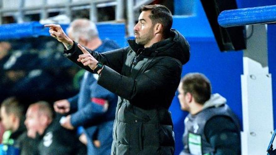 Rubén Sellés reordena a sus jugadores desde la banda en Ipurua en el partido del Real Zaragoza en Eibar.