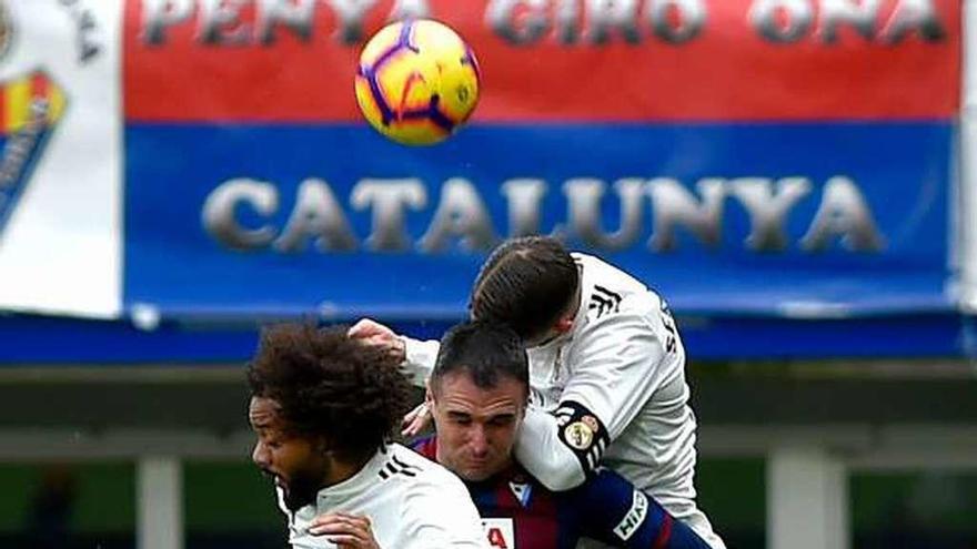 Sergio Ramos supera en el salto a Kike García y a Marcelo.