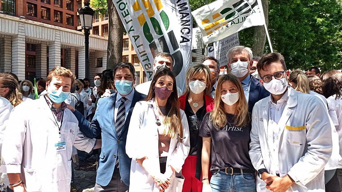 Formación MIR  Un centenar de médicos murcianos protestan ante el Ministerio | D. A. S.