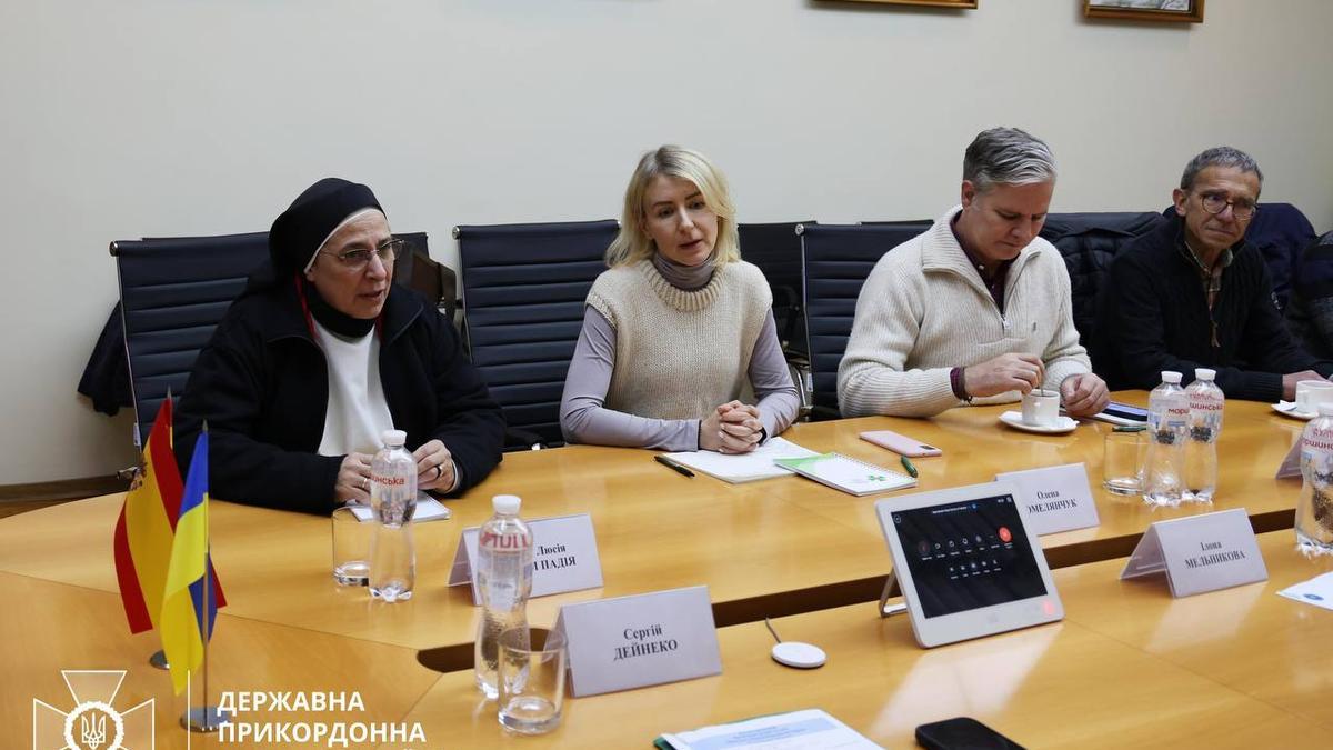 Reunió de sor Lucía amb el cap de la guàrdia fronterar a Ucraïna, amb la qual col·labora la fundació de Santa Clara en projectes humanitaris