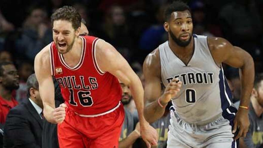 Pau Gasol celebra una canasta.