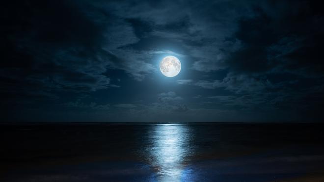 luna azul y perseidas - luna llena con mar