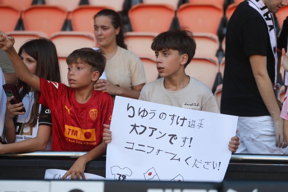 El Valencia CF presenta al equipo para la temporada 2026-2027 antes del Trofeu Taronja.