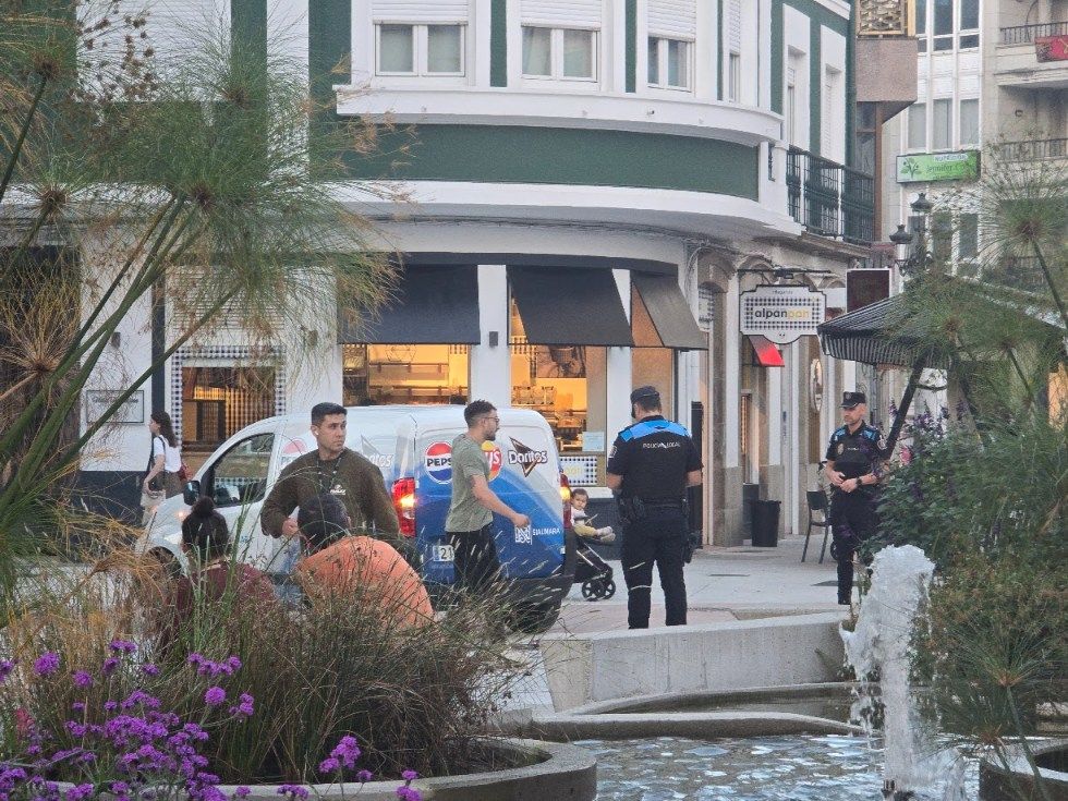 La circulación rodada no cesa en las zonas peatonales de Vilagarcía, ni siquiera con el control policial ejercido.