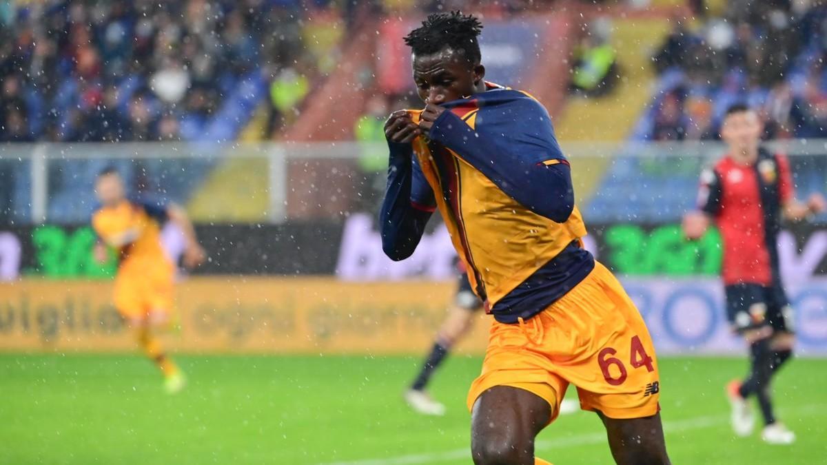 Felix Afena Gyan besando el escudo de la Roma