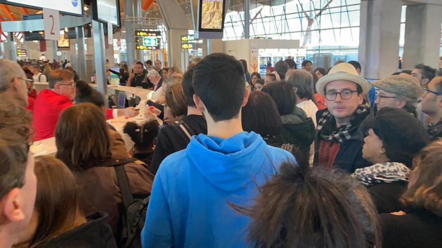 Pasajeros atascados en el aeropuerto madrileño. // FdV