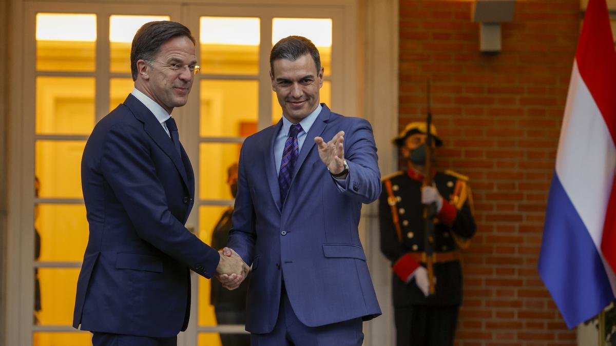 El presidente del Gobierno, Pedro Sánchez, recibe en Moncloa al primer ministro holandés, Mark Rutte.