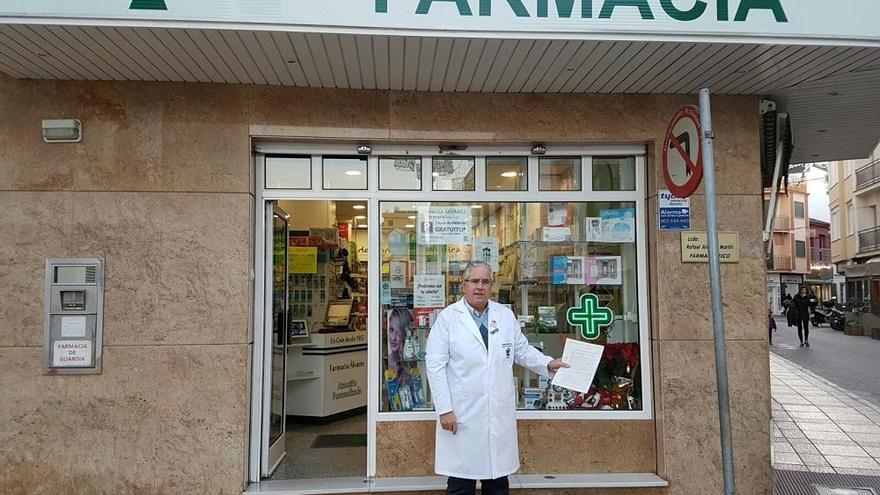 El farmacéutico de Coín Rafael Álvarez Martín muestra la denuncia interpuesta.