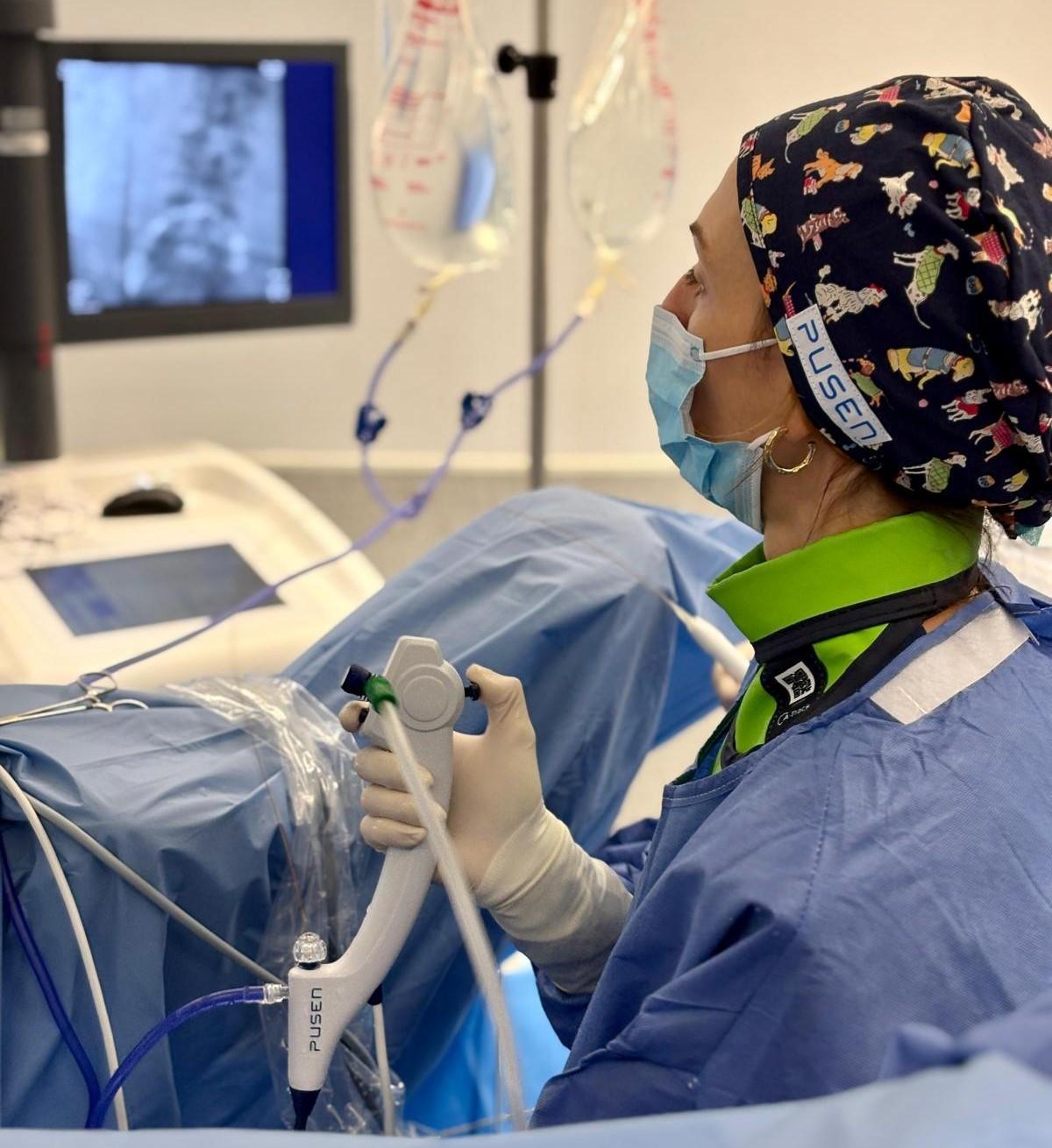 La doctora Begoña Ballesta durante una intervención quirúrgica