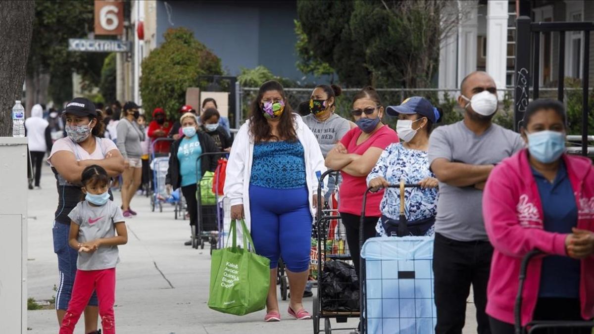 Cola en un banco de alimentos para recibir el paquete semanal en Santa Ana (California).