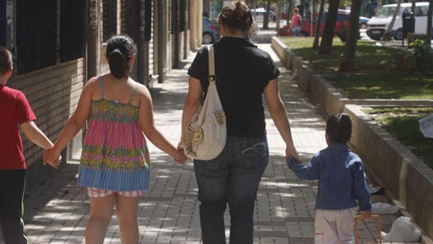 Una familia numerosa pasea por Málaga.