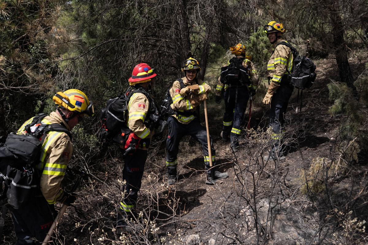 Pontils (Tarragona). Bomberos de los Países Bajos participan en las labores de extinción y remate de un incendio forestal declarado días atrás en el municipio de Pontils, en una estancia formativa para conocer los protocolos y técnicas de actuación de los Bombers de la Generalitat. Los efectivos afrontan temperaturas mucho más elevadas de las habituales en su país, en un contexto de incendios forestales de alta intensidad. 17 de julio de 2026. Sociedad. AUTOR: ZOWY VOETEN