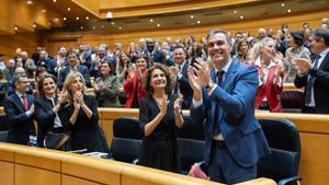 La vicepresidenta primera y ministra de Hacienda, María Jesús Montero y el presidente del Gobierno, Pedro Sánchez, durante el pleno del Congreso de los Diputados, en el Palacio del Senado, a 10 de enero de 2024, en Madrid (España).