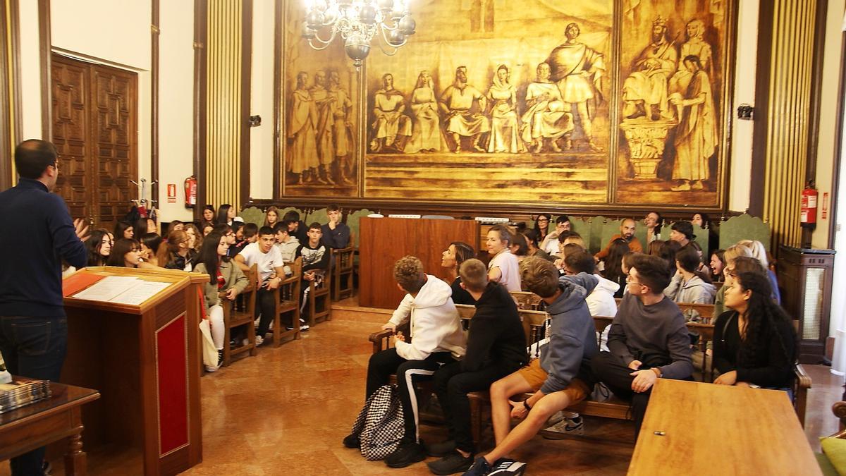 Estudiantes alemanes e italianos de intercambio con el colegio Medalla Milagrosa visitan el Ayuntamiento.