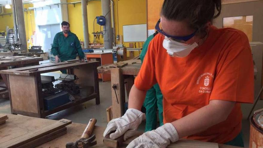 Una participante en el taller de carpintería de Casco en el Centro Municipal de Empleo.