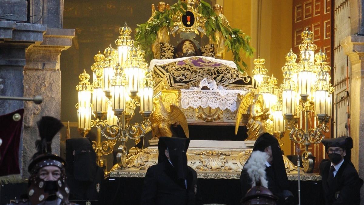 El Cristo de la Cama a la Salida de la iglesia de San Cayetano.