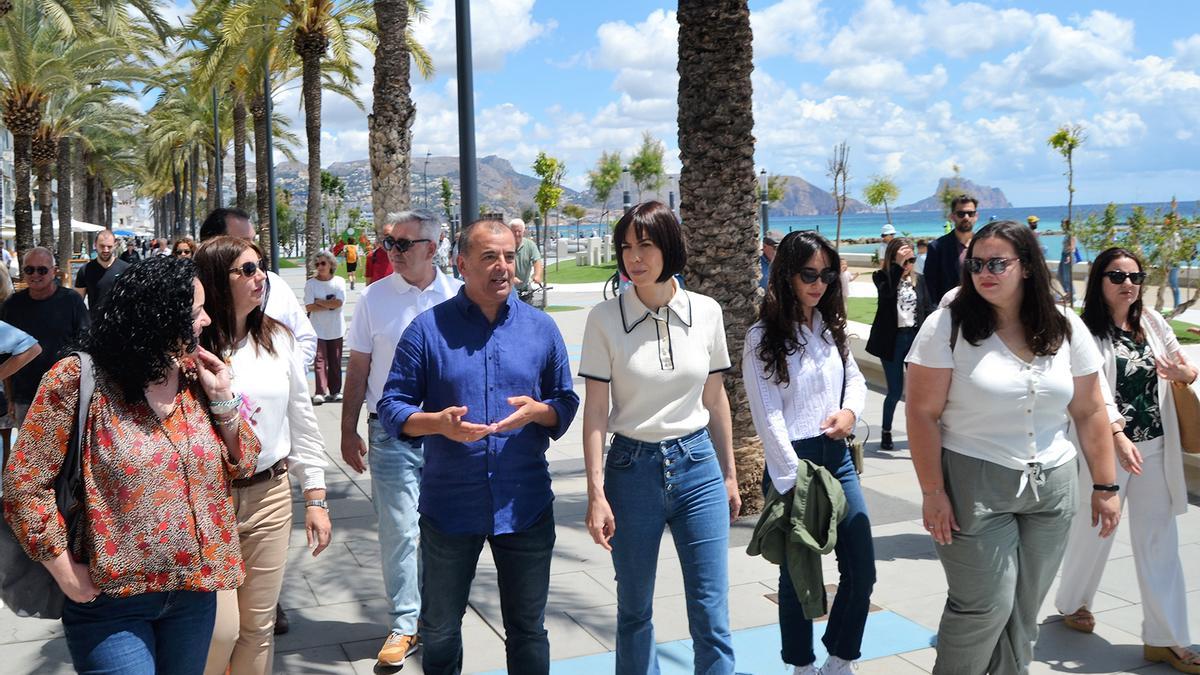 Diana Morant y Deo Sánchez en el paseo El Bol de Altea.