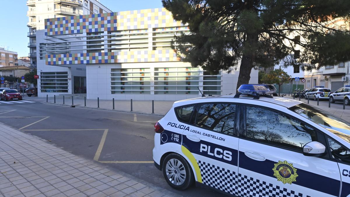 Imagen de la comisaría de la Policía Local del Grau, ubicada en el antiguo Mercat de Sant Pere.