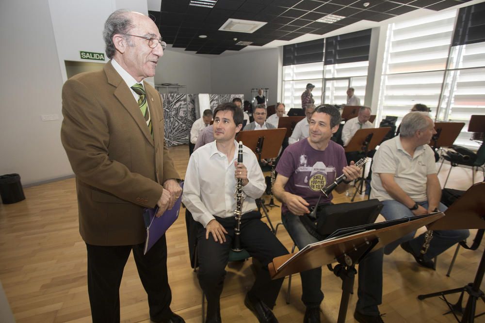 El maestro Signes, en lo ensayos para el Lledó