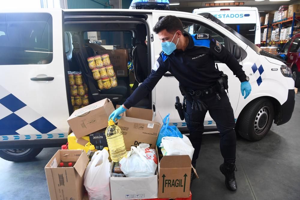 Entrega solidaria de Policías Locales y Bomberos al Banco de Alimentos