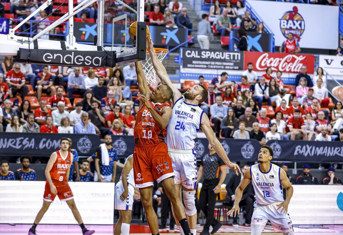 Matt Costello, en una acción defensiva ante el Baxi Manresa.