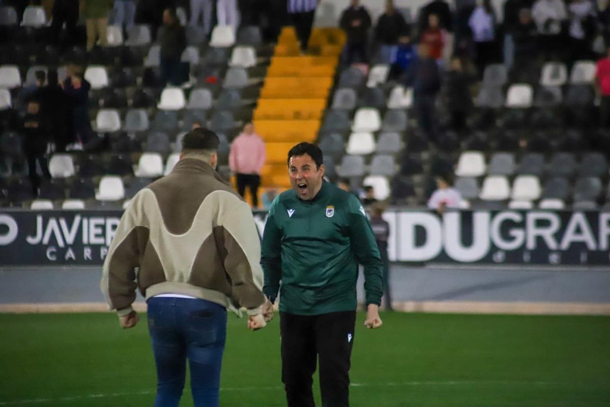 Miguel Ángel Ávila celebra la victoria ante el Jerez con rabia tras el pitido final.