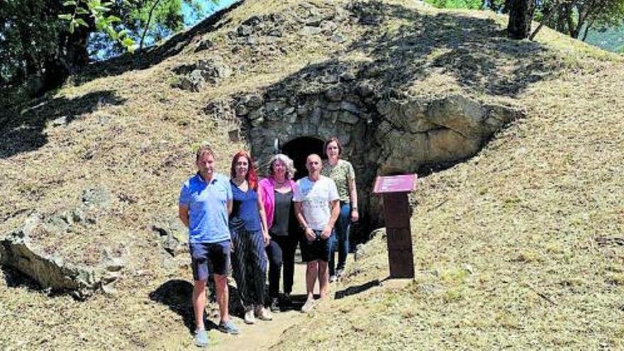 Algunes autoritats davant d’un dels búnquers senyalitzats. | AJUNTAMENT DE LA JONQUERA