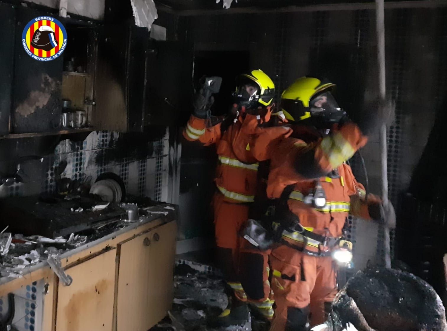 Una mujer de 84 años resulta herida leve en un incendio en Carcaixent